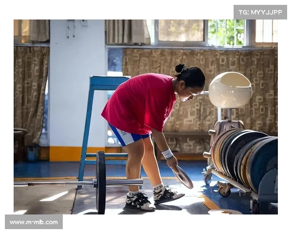 防滑粉弥漫训练馆：石龙小将日举万公斤，汗水浇灌冠军梦