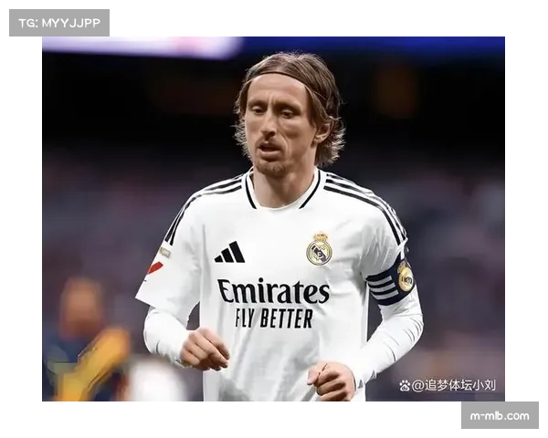 终场哨响，38岁的莫德里奇被主场球迷起立鼓掌致敬